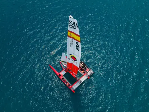Treviso, catamarano elettrico contro alghe e rifiuti nel Sile