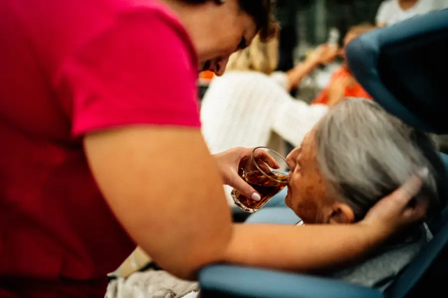 Veneto, approvata la legge regionale sul caregiver familiare
